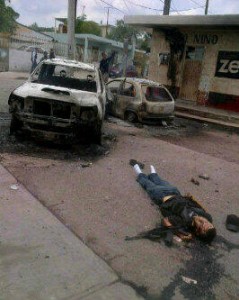 Zona incendiaria. El cuerpo de un sicario quedó a un lado de unidad,