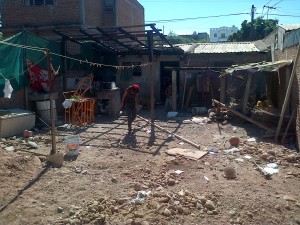 Escenario. El patio de la casa donde ocurrió el disparo.