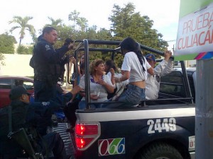Mujeres que se encontraban al final del contingente también van a la barandilla.