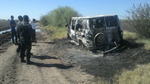 En Navolato encuentran camioneta calcinada con dos cuerpos.