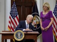 Joe Biden firma ley sobre mayor control de armas de fuego en EU